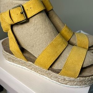 Pretty platform sandals (size 8.5)